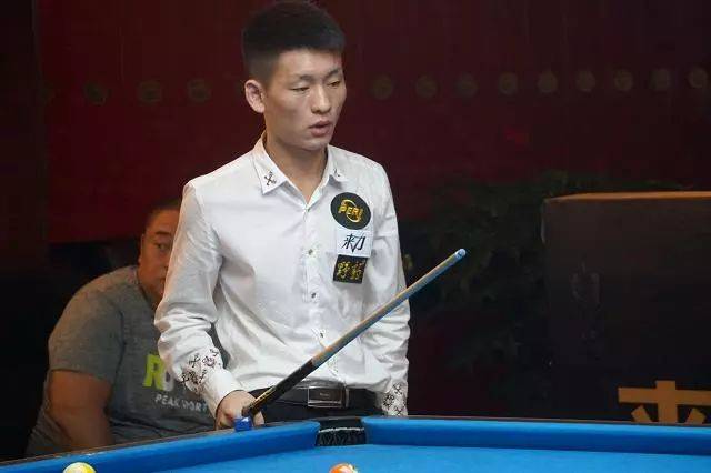 白墙背后的 白墙背后的